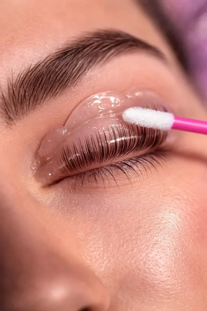 Aplicação de produto no lifting de cílios