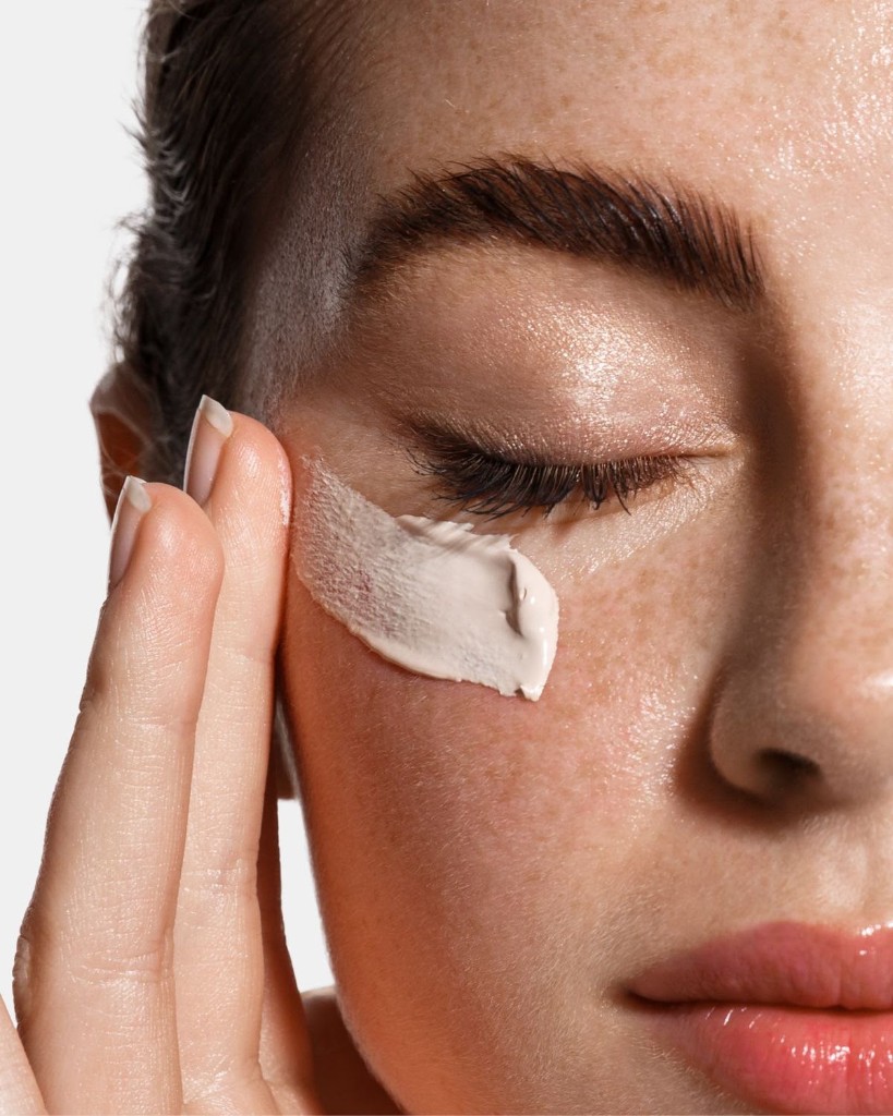 Aplicação de creme hidratante facial na maçã do rosto